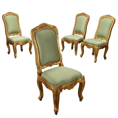 Groupe de quatre chaises de style baroque