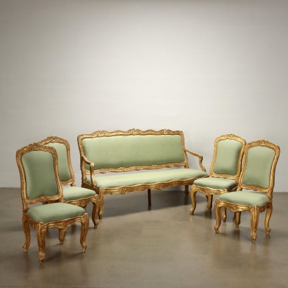 Grupo de cuatro sillas de estilo barroco.