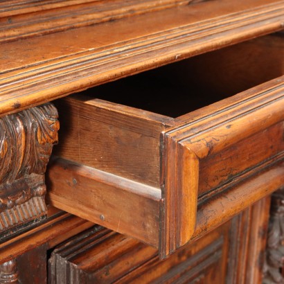 Doppelkorpus-Sideboard im Neorenaissance-Stil