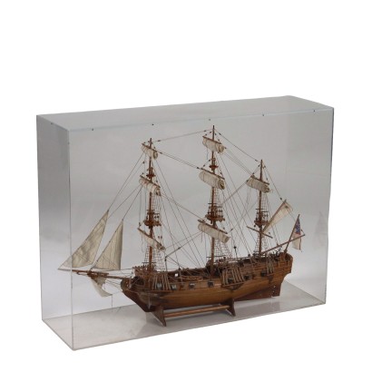 Antikes Segelschiff aus Holz mit Vitrine Europa des XX Jhs