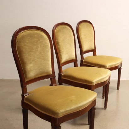 Grupo de ocho sillas estilo