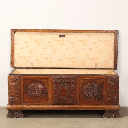 Baroque chest
