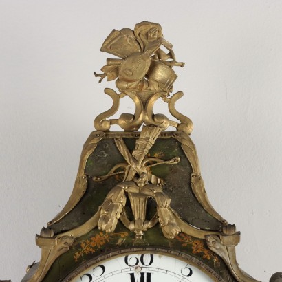 Reloj con estante de madera