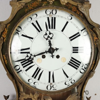 Reloj con estante de madera