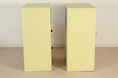 par de muebles, cajones, barnizado en metal, buen estado, señales de desgaste