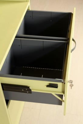 par de muebles, cajones, barnizado en metal, buen estado, señales de desgaste