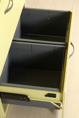 par de muebles, cajones, barnizado en metal, buen estado, señales de desgaste