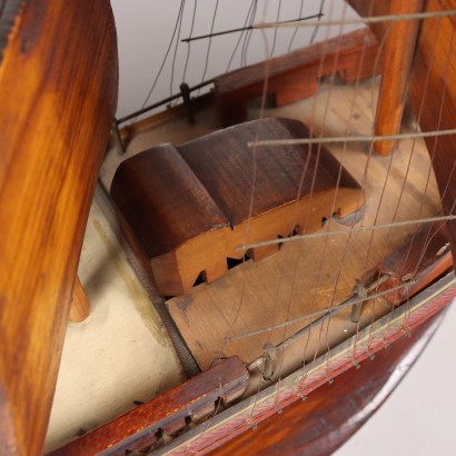 Großes Segelschiff aus Holz