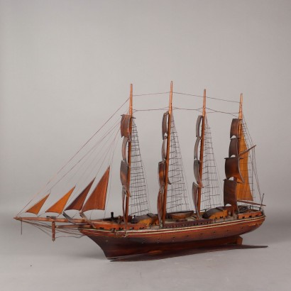 Großes Segelschiff aus Holz