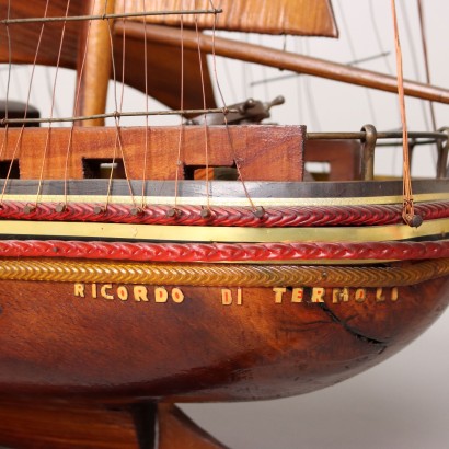 Großes Segelschiff aus Holz