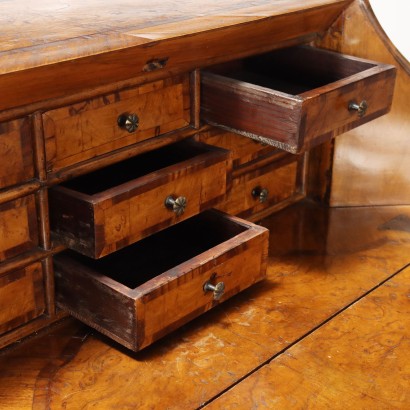 STYLE FLOOR TABLE,Urn Floor Table