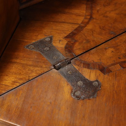 STYLE FLOOR TABLE,Urn Floor Table