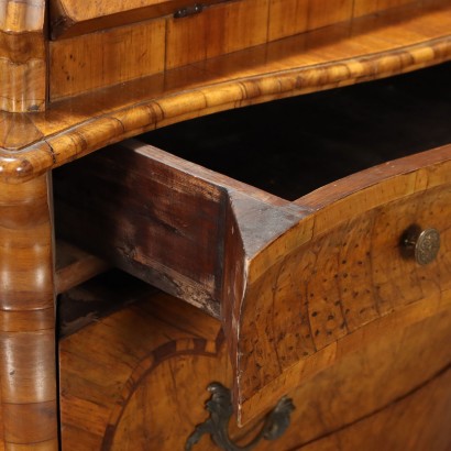 STYLE FLOOR TABLE,Urn Floor Table