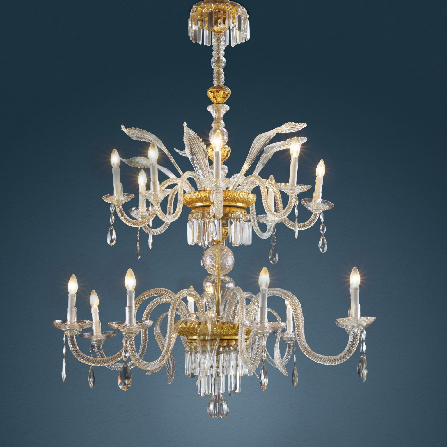 lampadario in vetro e legno dorato ,Lampadario in Legno Dorato e Cristallo.