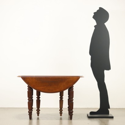Extendable walnut table with hinges