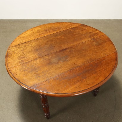 Extendable walnut table with hinges