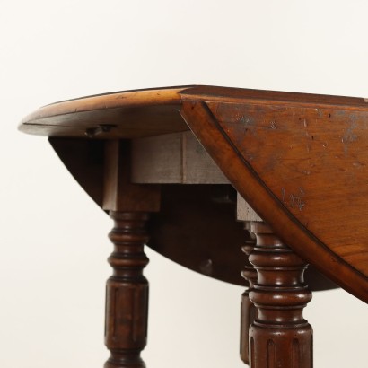 Extendable walnut table with hinges