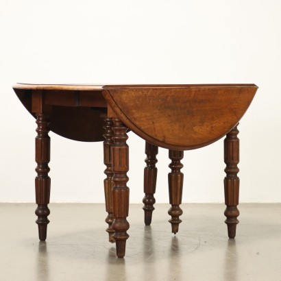 Extendable walnut table with hinges
