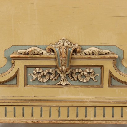 Neoclassical style bed