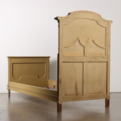 Neoclassical style bed