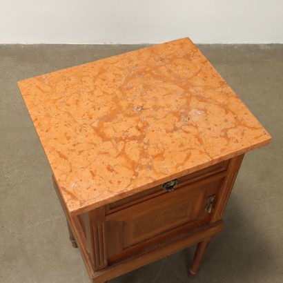 Paire de tables de chevet, Paire de tables de chevet de style néoclassique
