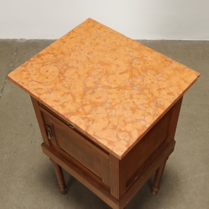 Paire de tables de chevet, Paire de tables de chevet de style néoclassique
