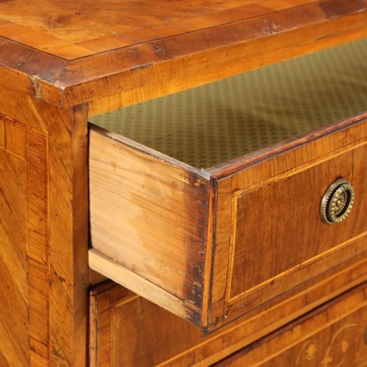 Neoclassical chest of drawers