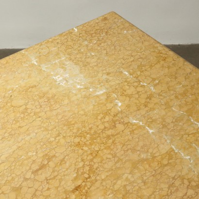 Tavolo in marmo con balaustri in comme