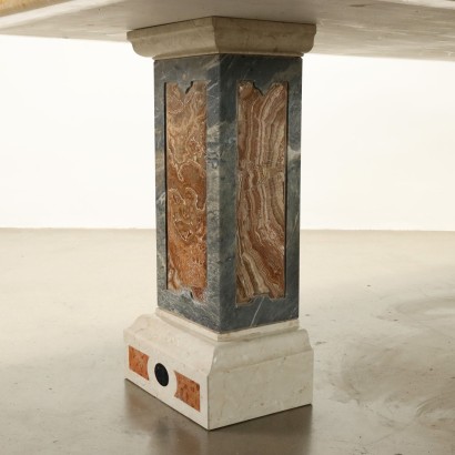 Tavolo in marmo con balaustri in comme