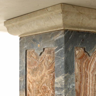 Tavolo in marmo con balaustri in comme