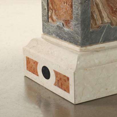 Tavolo in marmo con balaustri in comme
