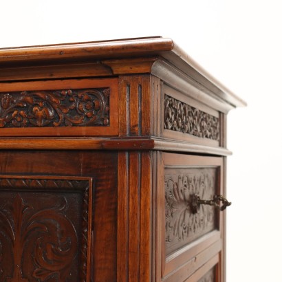 Cómoda con tablero de escritura, escritorio tallado estilo Tudor