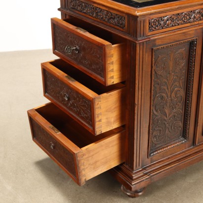 Cómoda con tablero de escritura, escritorio tallado estilo Tudor
