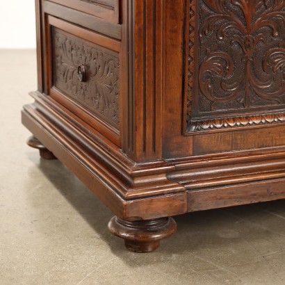 Cómoda con tablero de escritura, escritorio tallado estilo Tudor