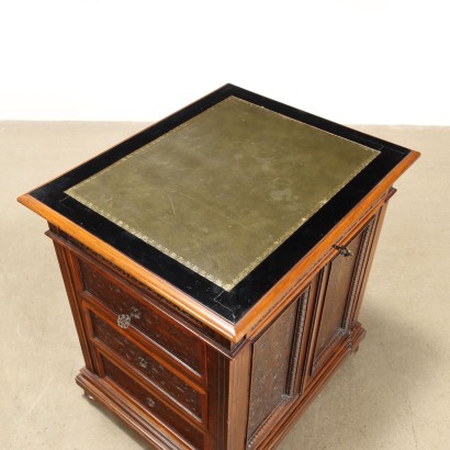 Cómoda con tablero de escritura, escritorio tallado estilo Tudor