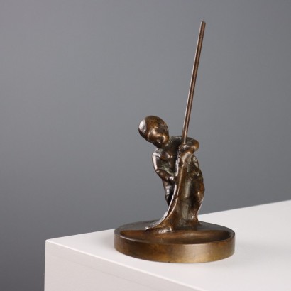Niño con escoba en bronce Alberto Dressler
