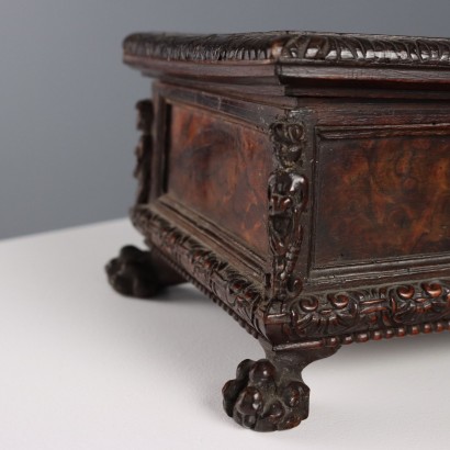 Cofanetto in Legno di Noce Intagliato