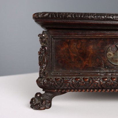 Cofanetto in Legno di Noce Intagliato
