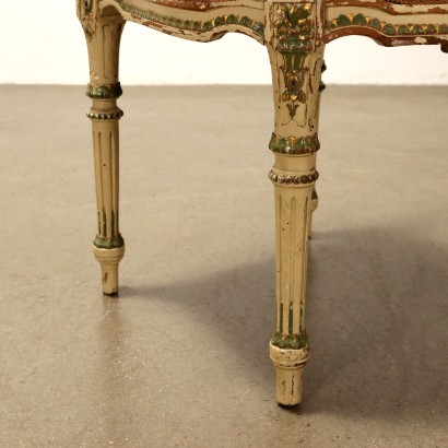 LACKIERTE STÜHLE, Lackierte und vergoldete Stühle, Lackierte und vergoldete Stühle im neoklassizistischen Stil