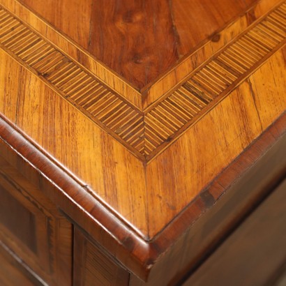Neoclassical chest of drawers