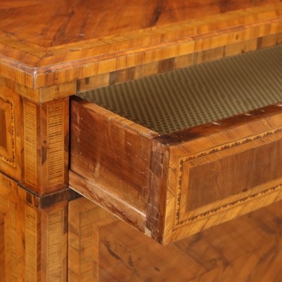 Neoclassical chest of drawers