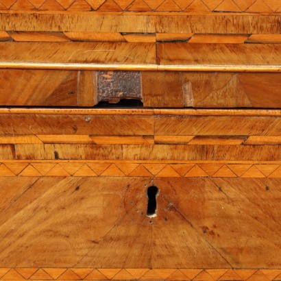 chest of drawers, Neoclassical chest of drawers