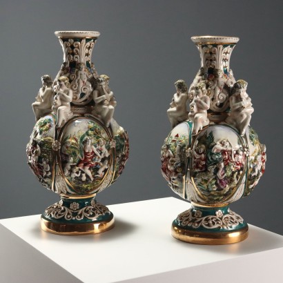 Coppia di Vasi in Ceramica di Capodimonte