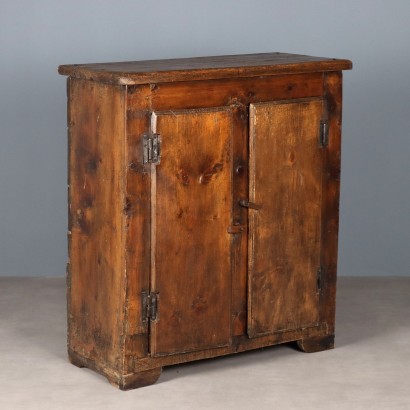 Gabinete en abeto teñido