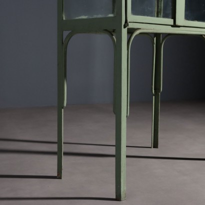 VITRINA, Grupo de Muebles de Hierro Pintado