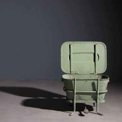 VITRINA, Grupo de Muebles de Hierro Pintado