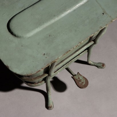 VITRINA, Grupo de Muebles de Hierro Pintado