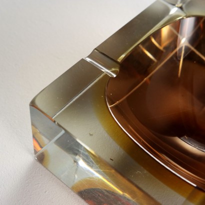 Cenicero de cristal sumergido en Manie