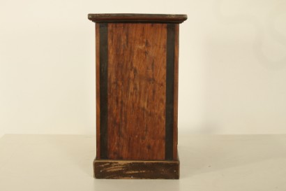 Modelo de gabinete, chapa de caoba, dos puertas, filetes con incrustaciones, ébano, interior de brezo, burl de arce