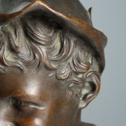 Busto de bronce de un niño
